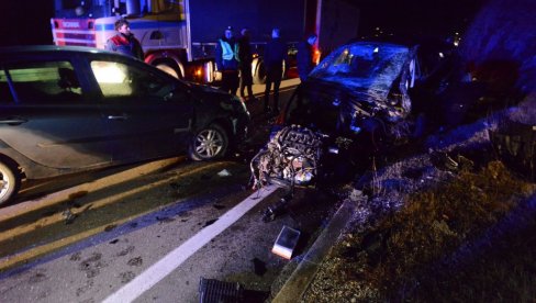 PRVE SLIKE SUDARA KOD KRALJEVA: Auto potpuno smrskan, motor od siline udarca izleteo napolje (FOTO/VIDEO) PRVE SLIKE SUDARA KOD KRALJEVA: Auto potpuno smrskan, motor od siline udarca izleteo napolje (FOTO/VIDEO)