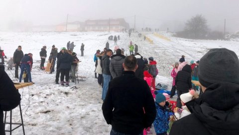 ЗИМА, ЗИМА Е ПА ШТА ЈЕ... Уживање на Сокоцу, санкање и прављење снешка белића за малишане (ФОТО) ЗИМА, ЗИМА Е ПА ШТА ЈЕ... Уживање на Сокоцу, санкање и прављење снешка белића за малишане (ФОТО)