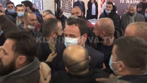 НЕ СМИРУЈУ СЕ СТРАСТИ ЗБОГ ДАНАШЊЕ БРУКЕ: Албанци физички напали Куртија у Јужној Косовској Митровици (ВИДЕО) НЕ СМИРУЈУ СЕ СТРАСТИ ЗБОГ ДАНАШЊЕ БРУКЕ: Албанци физички напали Куртија у Јужној Косовској Митровици (ВИДЕО)