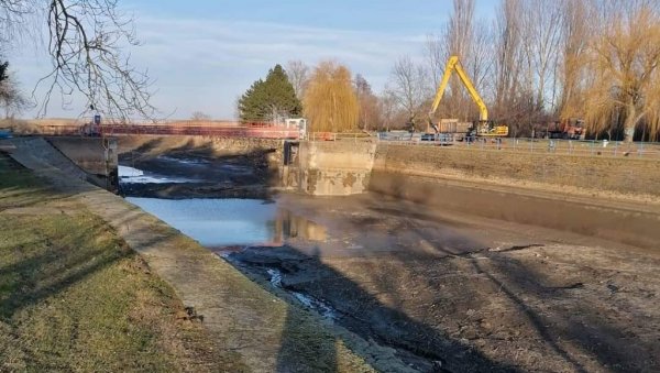 БЕГЕЈ ОПЕТ ПЛОВАН: Након 100 година брана у Итебеју на сувом БЕГЕЈ ОПЕТ ПЛОВАН: Након 100 година брана у Итебеју на сувом