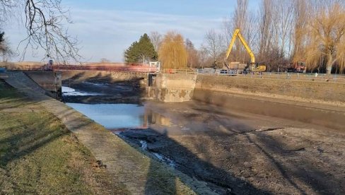 BEGEJ OPET PLOVAN: Nakon 100 godina brana u Itebeju na suvom BEGEJ OPET PLOVAN: Nakon 100 godina brana u Itebeju na suvom