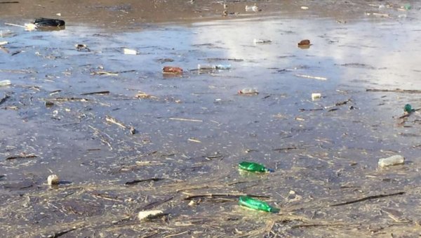 БОРБА НА ЈЕЗЕРУ ЋЕЛИЈЕ: Кишне падавине на територији Крушевца поново наносе гомилу ђубрета БОРБА НА ЈЕЗЕРУ ЋЕЛИЈЕ: Кишне падавине на територији Крушевца поново наносе гомилу ђубрета