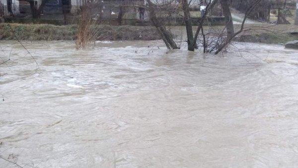 РАСТЕ ВОДОСТАЈ ЈОШ ЈЕДНЕ РЕКЕ: Стижу олујни ветар, киша и захлађење