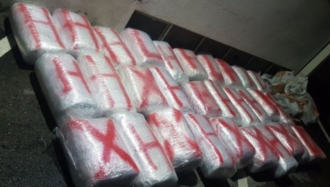 УХАПШЕНА ДВОЈИЦА НИКШИЋАНА: Барска полиција пронашла преко 160 килограма марихуане УХАПШЕНА ДВОЈИЦА НИКШИЋАНА: Барска полиција пронашла преко 160 килограма марихуане