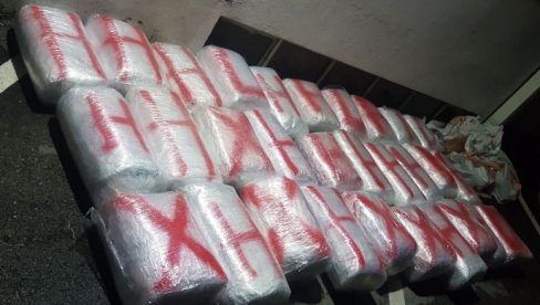 UHAPŠENA DVOJICA NIKŠIĆANA: Barska policija pronašla preko 160 kilograma marihuane UHAPŠENA DVOJICA NIKŠIĆANA: Barska policija pronašla preko 160 kilograma marihuane