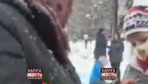 БАБА НЕ ДА НА ПУТИНА: Делила мандарине са депоније присталицама опозиције (ВИДЕО) БАБА НЕ ДА НА ПУТИНА: Делила мандарине са депоније присталицама опозиције (ВИДЕО)