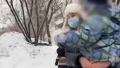 MAMA, BOJIM SE! Pristalice Navaljnog srušile dete dok su divljale po Moksvi (VIDEO) MAMA, BOJIM SE! Pristalice Navaljnog srušile dete dok su divljale po Moksvi (VIDEO)