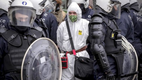 ХАОС У БРИСЕЛУ: Демонстрације због ковид мера, полиција привела 300 људи (ФОТО) ХАОС У БРИСЕЛУ: Демонстрације због ковид мера, полиција привела 300 људи (ФОТО)