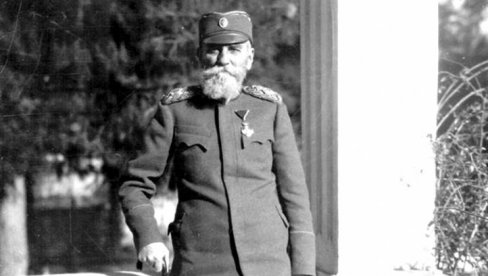 KRALJ PETAR ŽIV UŠAO U LEGENDU: Pojava čiča Pere, kako ga je zvao narod, na frontu je učinila pravo čudo KRALJ PETAR ŽIV UŠAO U LEGENDU: Pojava čiča Pere, kako ga je zvao narod, na frontu je učinila pravo čudo