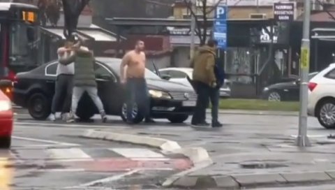 ПИЈАН, БЕЗ МАЈИЦЕ, ХОЋЕ ДА СЕ БИЈЕ: Снимак возача са 4 потернице како дивља на Новом Београду (ВИДЕО) ПИЈАН, БЕЗ МАЈИЦЕ, ХОЋЕ ДА СЕ БИЈЕ: Снимак возача са 4 потернице како дивља на Новом Београду (ВИДЕО)