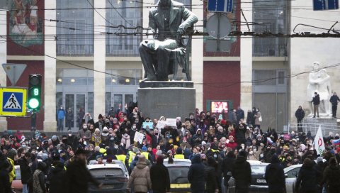 ДИВЉАЊЕ ПРИСТАЛИЦА НАВАЉНОГ У МОСКВИ: Попрскали гасом припадника Националне гарде ДИВЉАЊЕ ПРИСТАЛИЦА НАВАЉНОГ У МОСКВИ: Попрскали гасом припадника Националне гарде