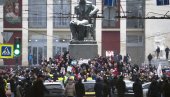 ДИВЉАЊЕ ПРИСТАЛИЦА НАВАЉНОГ У МОСКВИ: Попрскали гасом припадника Националне гарде ДИВЉАЊЕ ПРИСТАЛИЦА НАВАЉНОГ У МОСКВИ: Попрскали гасом припадника Националне гарде