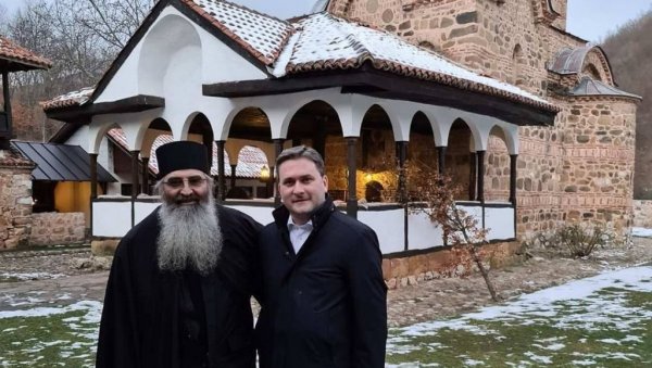 ДАР ИЗ МАНАСТИРА: Шта је Никола Селаковић понео са југа Србије ДАР ИЗ МАНАСТИРА: Шта је Никола Селаковић понео са југа Србије