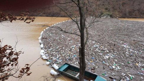 SPREČENA KATASTROFA NA SRPSKOM JEZERU: Čelična sajla zaustavila ogromne količine otpada (FOTO) SPREČENA KATASTROFA NA SRPSKOM JEZERU: Čelična sajla zaustavila ogromne količine otpada (FOTO)