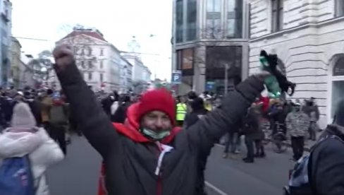 ДЕМОНСТРАНТИ ПОКУШАЛИ ДА УПАДНУ У ПАРЛАМЕНТ: Хаос у Бечу због епидемиолошких мера, протестима се придружили и десничари ДЕМОНСТРАНТИ ПОКУШАЛИ ДА УПАДНУ У ПАРЛАМЕНТ: Хаос у Бечу због епидемиолошких мера, протестима се придружили и десничари