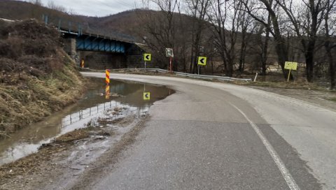 ПОД ВОДОМ ОКО 20 ХЕКТАРА ОРАНИЦА: Поновно изливање Јужне Мораве на путу Крушевац-Ниш ПОД ВОДОМ ОКО 20 ХЕКТАРА ОРАНИЦА: Поновно изливање Јужне Мораве на путу Крушевац-Ниш
