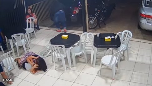 МАЈЧИНСКА ЉУБАВ НЕМА ГРАНИЦЕ: Трудница се бацила на земљу и својим телом заштитила дете док су пљачкаши јурцали кроз ресторан (ВИДЕО) МАЈЧИНСКА ЉУБАВ НЕМА ГРАНИЦЕ: Трудница се бацила на земљу и својим телом заштитила дете док су пљачкаши јурцали кроз ресторан (ВИДЕО)