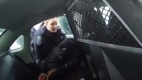 (UZNEMIRUJUĆE) NOVI SNIMAK BRUTALNOSTI AMERIČKE POLICIJE: Devojčici od devet godina stavili lisice i poprskali je biber sprejom (VIDEO) (UZNEMIRUJUĆE) NOVI SNIMAK BRUTALNOSTI AMERIČKE POLICIJE: Devojčici od devet godina stavili lisice i poprskali je biber sprejom (VIDEO)