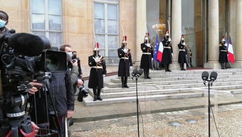 ОВАКО ЈЕ МАКРОН ДОЧЕКАО ВУЧИЋА: Свечаност испред Јелисејске палате и срдачан поздрав председника (ВИДЕО) ОВАКО ЈЕ МАКРОН ДОЧЕКАО ВУЧИЋА: Свечаност испред Јелисејске палате и срдачан поздрав председника (ВИДЕО)