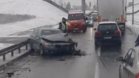 ТЕШКА НЕСРЕЋА У НОВОМ САДУ: Аутомобили смрскани, повређени девојка и мушкарац (ФОТО) ТЕШКА НЕСРЕЋА У НОВОМ САДУ: Аутомобили смрскани, повређени девојка и мушкарац (ФОТО)