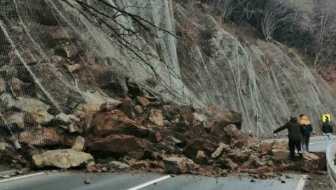 УПОЗОРЕЊЕ, ОВА ДЕОНИЦА НИЈЕ БЕЗБЕДНА! Одрон на путу код Власотинца, заустављен саобраћај, очекује се покретање већих комада стена УПОЗОРЕЊЕ, ОВА ДЕОНИЦА НИЈЕ БЕЗБЕДНА! Одрон на путу код Власотинца, заустављен саобраћај, очекује се покретање већих комада стена