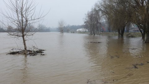 ПОПЛАВЉЕНА ГРАДСКА ПЛАЖА: Пораст водостаја Ибра код Краљева ПОПЛАВЉЕНА ГРАДСКА ПЛАЖА: Пораст водостаја Ибра код Краљева