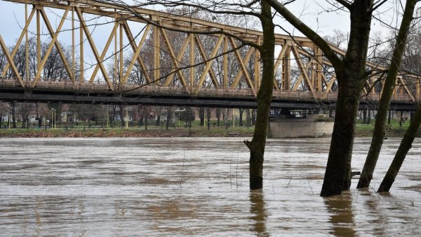 НА СНАЗИ УПОЗОРЕЊЕ РХМЗ: Расте ниво Велике Мораве код Ћуприје НА СНАЗИ УПОЗОРЕЊЕ РХМЗ: Расте ниво Велике Мораве код Ћуприје