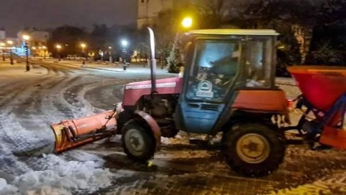 INTERVENCIJA ZIMSKE SLUŽBE U SOMBORU: Sve ulice očičišćene i prohodne INTERVENCIJA ZIMSKE SLUŽBE U SOMBORU: Sve ulice očičišćene i prohodne