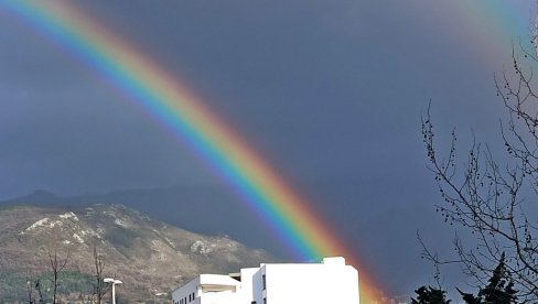 POGLEDAJTE - FENOMEN NA NEBU IZNAD BARA: Pojavile se dve duge, građane prizor ostavio bez daha (FOTO) POGLEDAJTE - FENOMEN NA NEBU IZNAD BARA: Pojavile se dve duge, građane prizor ostavio bez daha (FOTO)