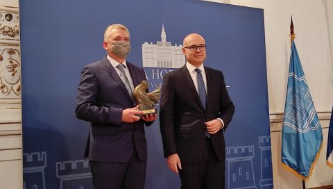 ДАН НОВОГ САДА ОБЕЛЕЖЕН У УСЛОВИМА ПАНДЕМИЈЕ КОВИД: Одлучују људи а не вируси (ФОТО) ДАН НОВОГ САДА ОБЕЛЕЖЕН У УСЛОВИМА ПАНДЕМИЈЕ КОВИД: Одлучују људи а не вируси (ФОТО)