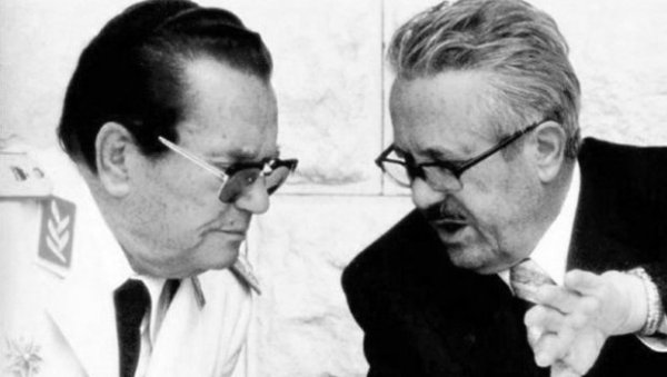 ИСТОРИЈСКИ ДОДАТАК -ТИТОВА ЛИЧНА ВЛАСТ ГЛАВНА СМЕТЊА РАЗВОЈУ: Србија није хтела да буде идентификована са југословенском федерацијом ИСТОРИЈСКИ ДОДАТАК -ТИТОВА ЛИЧНА ВЛАСТ ГЛАВНА СМЕТЊА РАЗВОЈУ: Србија није хтела да буде идентификована са југословенском федерацијом