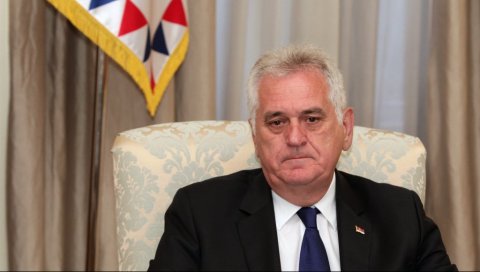 ОТИШАО ЈЕ ДИВНИ, СМИРЕНИ БРАЦА: Томислав Николић се опростио од Братислава Петковића ОТИШАО ЈЕ ДИВНИ, СМИРЕНИ БРАЦА: Томислав Николић се опростио од Братислава Петковића