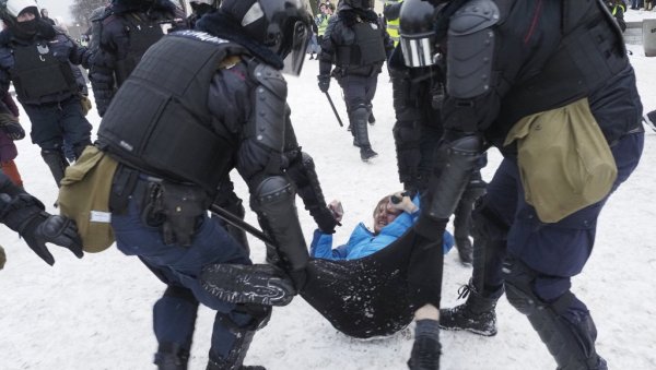 ЖЕСТОКО САМО СА ХУЛИГАНИМА: Руска полиција у недељу привела 5.021 демонстранта на протестима због хапшења опозиционара Алексеја Наваљног ЖЕСТОКО САМО СА ХУЛИГАНИМА: Руска полиција у недељу привела 5.021 демонстранта на протестима због хапшења опозиционара Алексеја Наваљног