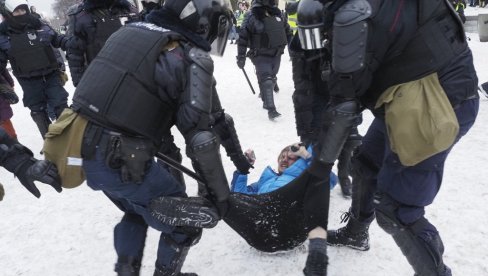 ЖЕСТОКО САМО СА ХУЛИГАНИМА: Руска полиција у недељу привела 5.021 демонстранта на протестима због хапшења опозиционара Алексеја Наваљног ЖЕСТОКО САМО СА ХУЛИГАНИМА: Руска полиција у недељу привела 5.021 демонстранта на протестима због хапшења опозиционара Алексеја Наваљног