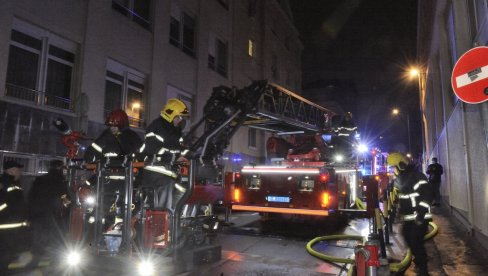 POŽAR NA ZVEZDARI BRZO UGAŠEN: Preneo se iz stana na krov (FOTO) POŽAR NA ZVEZDARI BRZO UGAŠEN: Preneo se iz stana na krov (FOTO)