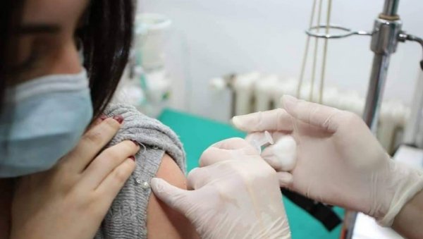 БЕЗ ЗАКАЗИВАЊА И У ЗРЕЊАНИНУ: Вакцинација грађана од среде без претходне пријаве у спортској дворани Медисон БЕЗ ЗАКАЗИВАЊА И У ЗРЕЊАНИНУ: Вакцинација грађана од среде без претходне пријаве у спортској дворани Медисон