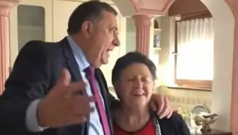 ДОДИК ЗАПЕВАО СА СВОЈОМ МАЈКОМ: Загрлио је и пустио глас, снимак постао прави хит (ВИДЕО) ДОДИК ЗАПЕВАО СА СВОЈОМ МАЈКОМ: Загрлио је и пустио глас, снимак постао прави хит (ВИДЕО)