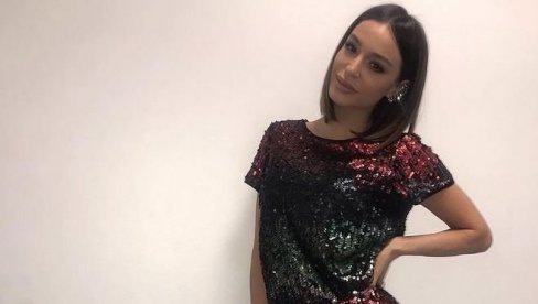 POJAVILA SE U ŠUŠKAVCU I PATIKAMA: Evo kako je Edita Aradinović izgledala na audiciji za Zvezde Granda (VIDEO) POJAVILA SE U ŠUŠKAVCU I PATIKAMA: Evo kako je Edita Aradinović izgledala na audiciji za Zvezde Granda (VIDEO)