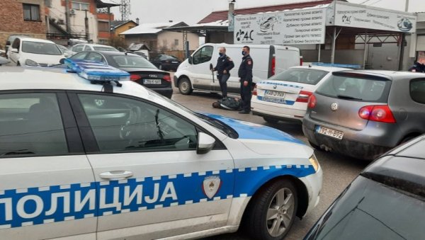 ДРАМА ИСПРЕД КАФЕ БАРА ПИНК ПАНТЕР: Лупао инвентар и претио паљењем кафића (ФОТО) ДРАМА ИСПРЕД КАФЕ БАРА ПИНК ПАНТЕР: Лупао инвентар и претио паљењем кафића (ФОТО)