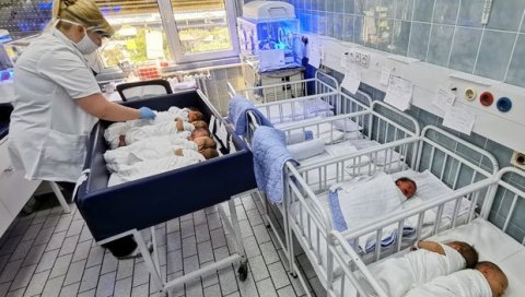 ЧЕТИРИ ТРУДНИЦЕ ЗАРАЖЕНЕ КОВИДОМ: У нишком породилишту родиле бебе које немају корону ЧЕТИРИ ТРУДНИЦЕ ЗАРАЖЕНЕ КОВИДОМ: У нишком породилишту родиле бебе које немају корону
