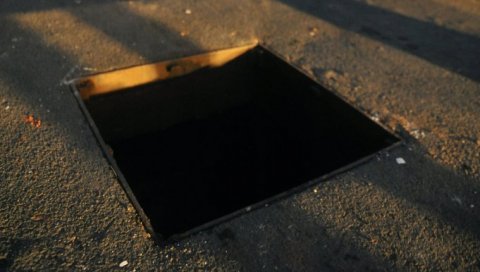 ПОКУШАО ПОМОЋИ ЖЕНИ ДА ДОХВАТИ КЉУЧЕВЕ: Несретни мушакарац завршио у шахту, спасавало га 9 ватрогасаца ПОКУШАО ПОМОЋИ ЖЕНИ ДА ДОХВАТИ КЉУЧЕВЕ: Несретни мушакарац завршио у шахту, спасавало га 9 ватрогасаца