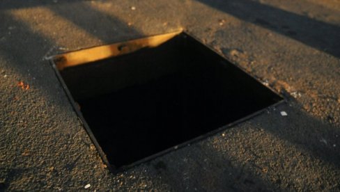 POKUŠAO POMOĆI ŽENI DA DOHVATI KLJUČEVE: Nesretni mušakarac završio u šahtu, spasavalo ga 9 vatrogasaca POKUŠAO POMOĆI ŽENI DA DOHVATI KLJUČEVE: Nesretni mušakarac završio u šahtu, spasavalo ga 9 vatrogasaca