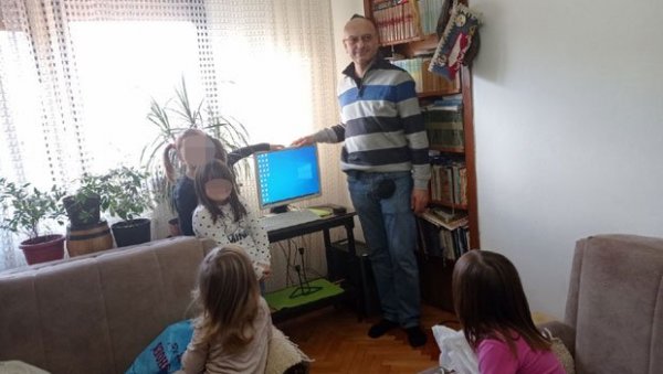 ДАРОВИ ЗА 10 МАЛИХ ВУКОВИЋА: Роберт Милески, из Беча, поклонио компјутер и пакетиће породици у Косовској Митровици ДАРОВИ ЗА 10 МАЛИХ ВУКОВИЋА: Роберт Милески, из Беча, поклонио компјутер и пакетиће породици у Косовској Митровици