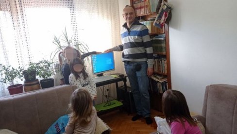DAROVI ZA 10 MALIH VUKOVIĆA: Robert Mileski, iz Beča, poklonio kompjuter i paketiće porodici u Kosovskoj Mitrovici DAROVI ZA 10 MALIH VUKOVIĆA: Robert Mileski, iz Beča, poklonio kompjuter i paketiće porodici u Kosovskoj Mitrovici
