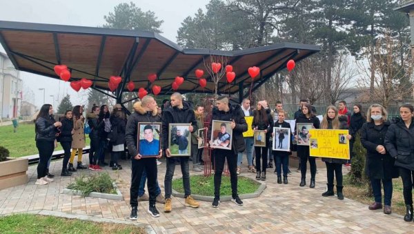ДА СЕ НИКОМ НЕ ПОНОВИ: Паљењем свећа у Великој Плани обележена годишњица убиства Стефана Филића ДА СЕ НИКОМ НЕ ПОНОВИ: Паљењем свећа у Великој Плани обележена годишњица убиства Стефана Филића