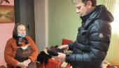 СВИМА ПО ЧАРАПЕ: Дар бака Раде за председника, он узвратио својим поклоном СВИМА ПО ЧАРАПЕ: Дар бака Раде за председника, он узвратио својим поклоном