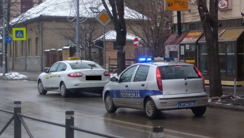 UHAPŠEN RAZBOJNIK U SMEDEREVU: Od starijeg čoveka oteo torbicu s novcem UHAPŠEN RAZBOJNIK U SMEDEREVU: Od starijeg čoveka oteo torbicu s novcem