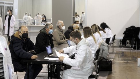 ИТАЛИЈАНСКИ НОВИНАРИ ОДУШЕВЉЕНИ ВАКЦИНАЦИЈОМ У СРБЈИ: Организација је перфектна, пре ћемо овде примити цепиво, него у нашој земљи ИТАЛИЈАНСКИ НОВИНАРИ ОДУШЕВЉЕНИ ВАКЦИНАЦИЈОМ У СРБЈИ: Организација је перфектна, пре ћемо овде примити цепиво, него у нашој земљи