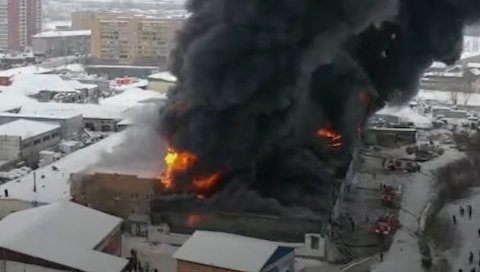 СТРАШНА ТРАГЕДИЈА У РУСИЈИ: Ватрогасци улетели у запаљено складиште, зграда се срушила на њих (ВИДЕО) СТРАШНА ТРАГЕДИЈА У РУСИЈИ: Ватрогасци улетели у запаљено складиште, зграда се срушила на њих (ВИДЕО)