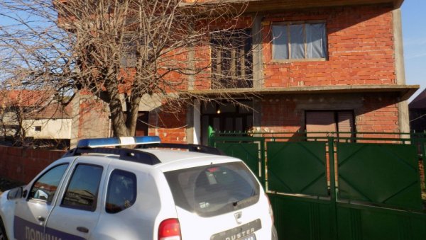 СЛАЂАНА УБИО КОМШИЈА? Видљиви трагови крви на улазу у кућу у којој је пронађено тело, полиција још на месту злочина (ФОТО) СЛАЂАНА УБИО КОМШИЈА? Видљиви трагови крви на улазу у кућу у којој је пронађено тело, полиција још на месту злочина (ФОТО)